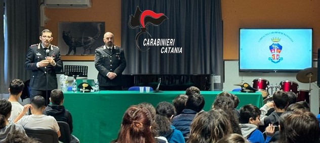 Linguaglossa, i giovani e i pericoli della rete: i carabinieri incontrano gli studenti dell’I.C. Calì