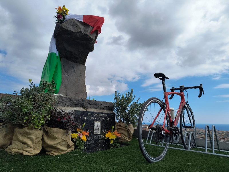 Aci Sant’Antonio: intitolata stamane via Santisteban, il ciclista scomparso durante la prima tappa del ‘Giro d’Italia’ del 1976