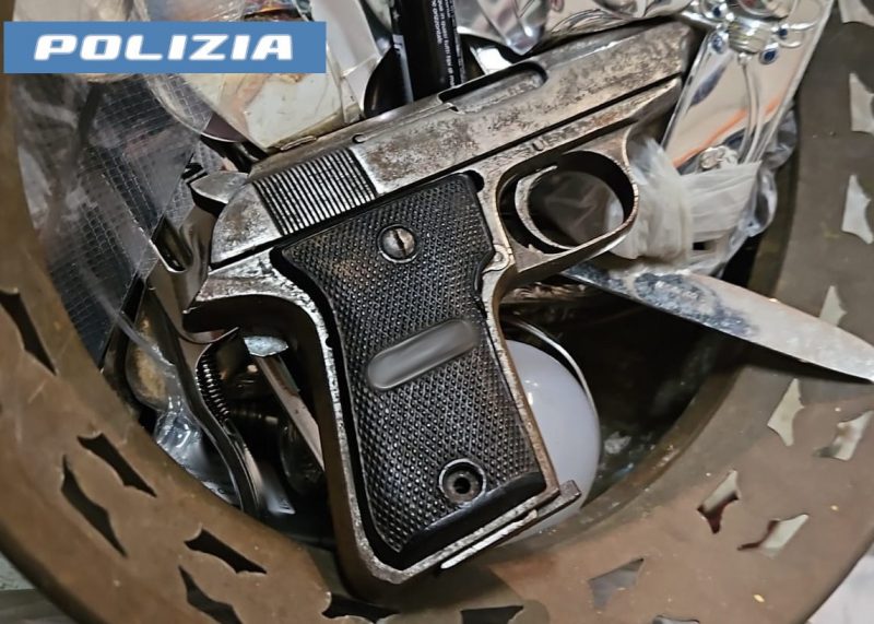 Droga e armi nel garage: manette per un 27enne