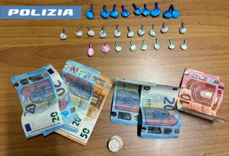 Beccati in possesso di 27 dosi di cocaina: arrestati due giovani