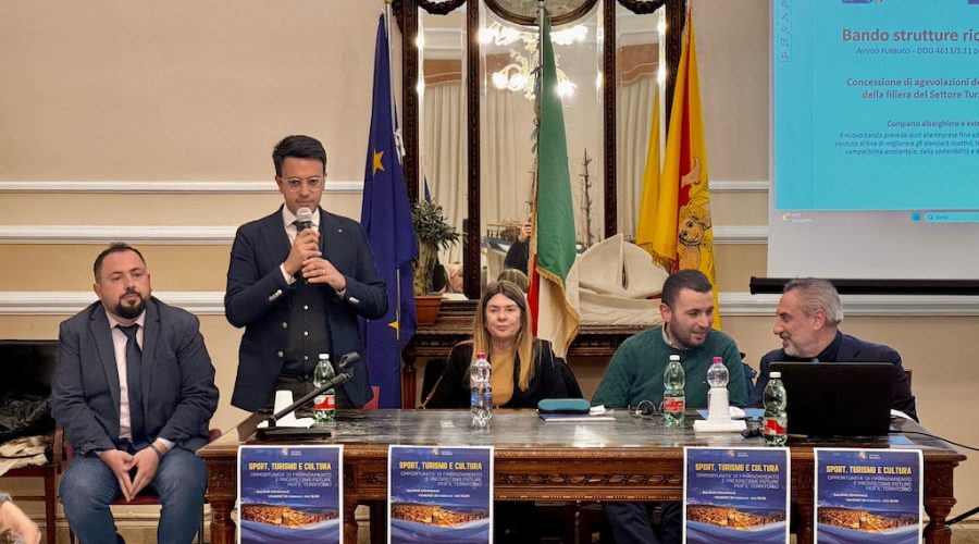 Riposto, l’assessore regionale Amata illustra le risorse per turismo e sport. Vasta: “Ottima iniziativa per cittadini e amministratori”