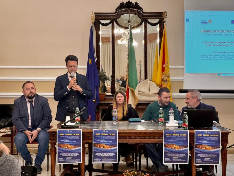 Riposto, l’assessore regionale Amata illustra le risorse per turismo e sport. Vasta: “Ottima iniziativa per cittadini e amministratori”