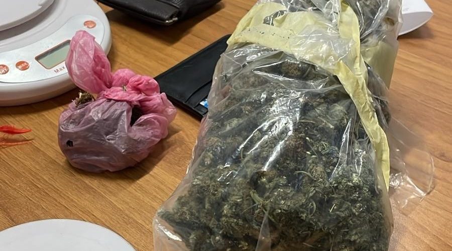 Beccato a passeggiare con oltre 200 grammi di droga: arrestato