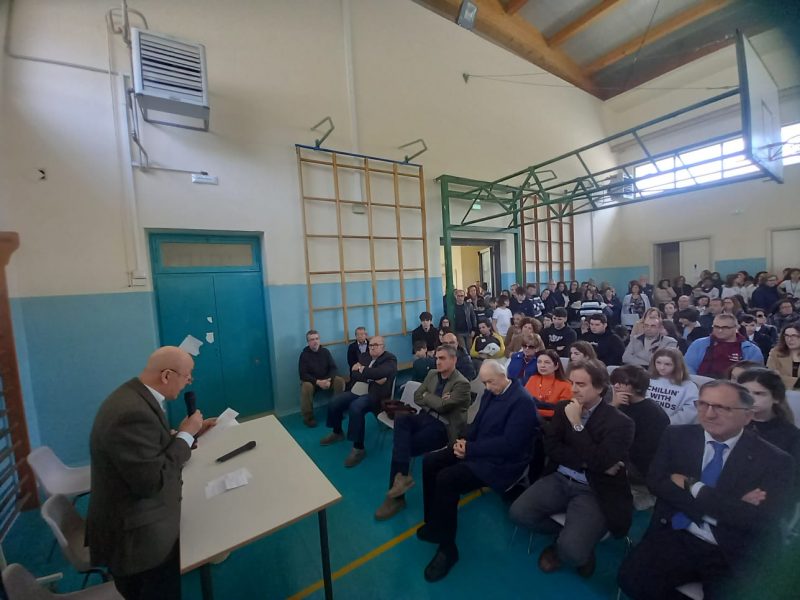 Giarre, successo per la Mostra Interattiva di Scienze “Sperimentare giocando, conoscere sperimentando” ospitata dalla scuola media “Macherione”