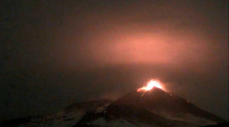 Etna: attività stromboliana dai crateri sommitali