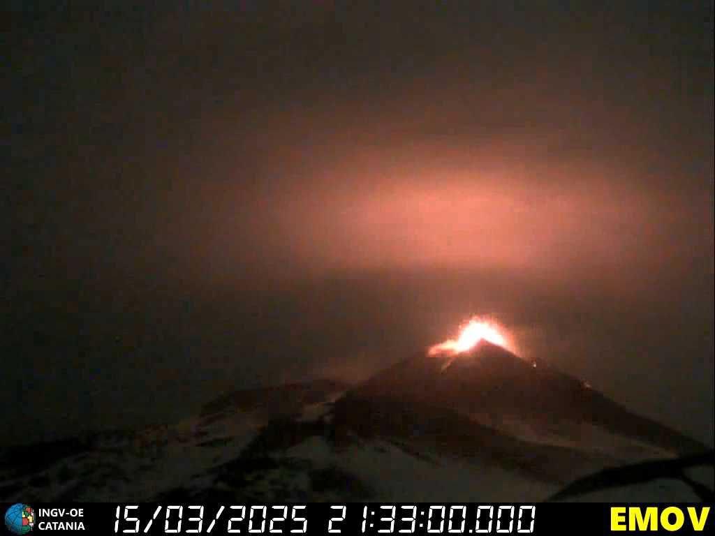 Etna: attività stromboliana dai crateri sommitali