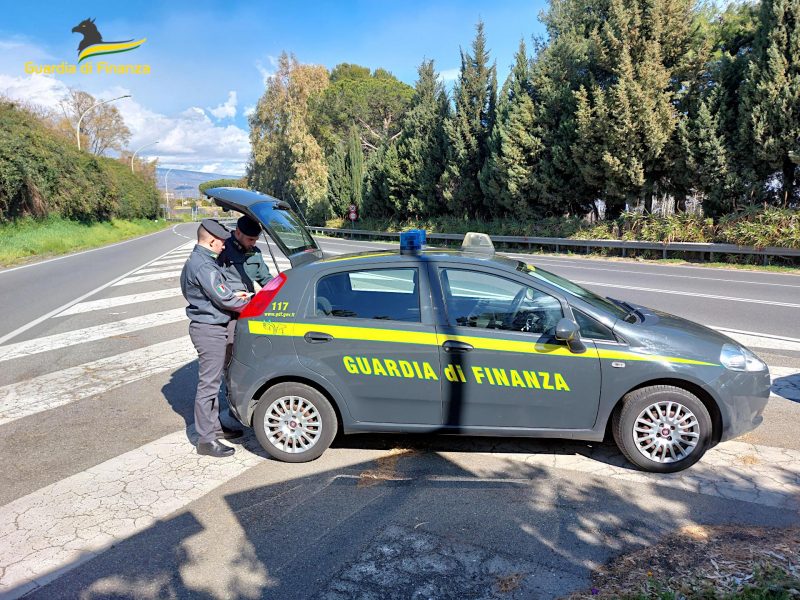 Controlli della GdF ad Acireale: “pizzicato” ristorante con tre lavoratori in nero e cinque irregolari