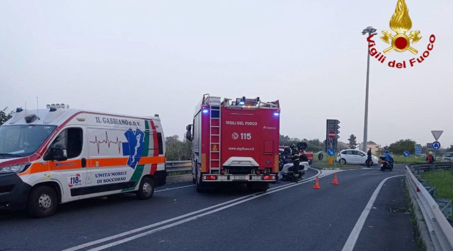 Acireale, microcar si ribalta lungo via Nazionale