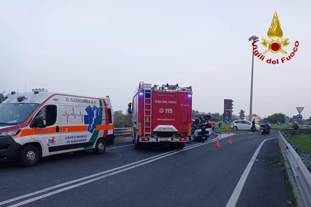 Acireale, microcar si ribalta lungo via Nazionale