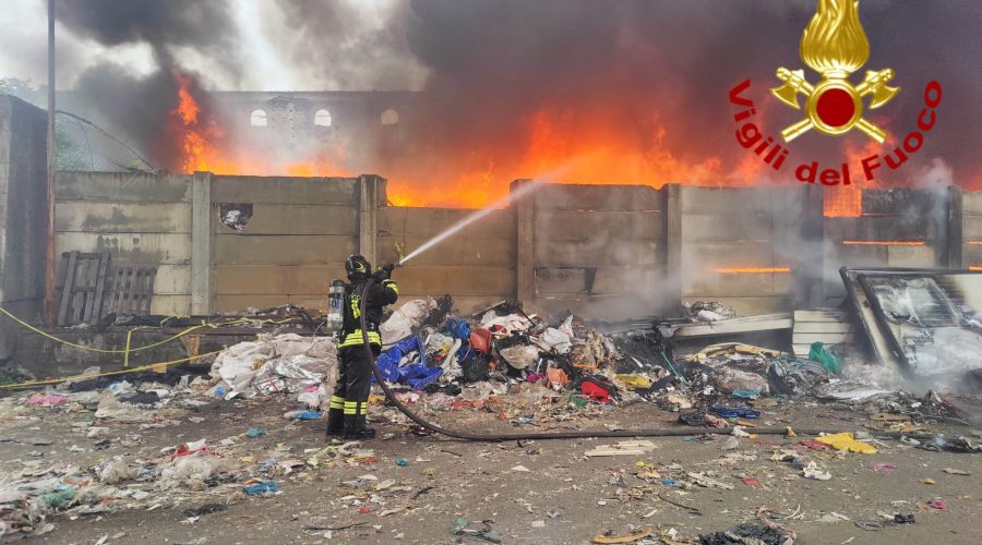 Catania, vasto incendio di rifiuti in via Domenico Tempio VIDEO