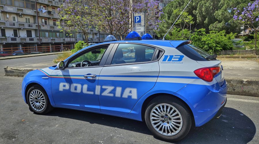 Appena vede una volante accelera e tenta di scappare: arrestato 22enne