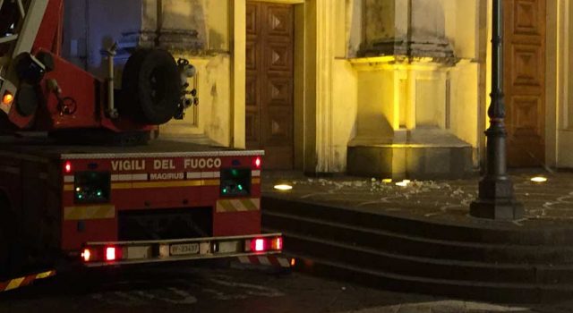 Macchia di Giarre, si staccano frammenti di cornicione dalla chiesa FOTO VIDEO