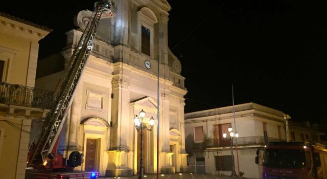 Macchia di Giarre, si staccano frammenti di cornicione dalla chiesa FOTO VIDEO