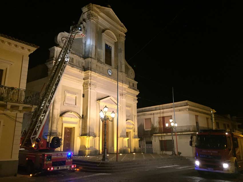 Macchia di Giarre, si staccano frammenti di cornicione dalla chiesa FOTO VIDEO