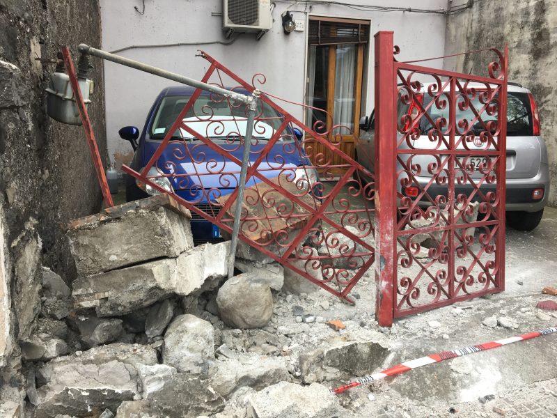 Giarre, incidente autonomo in via Sturzo. Auto perde controllo e abbatte un cancello