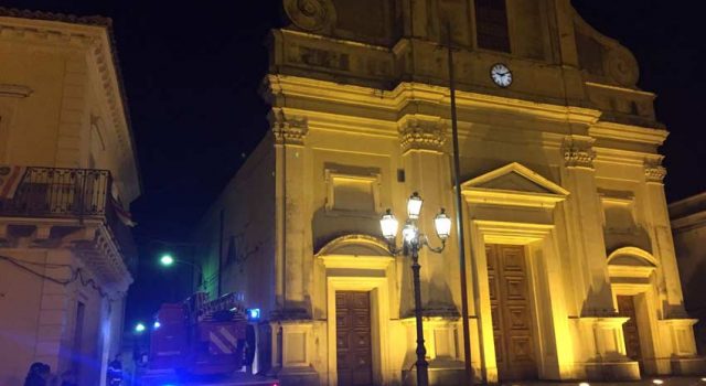 Macchia di Giarre, si staccano frammenti di cornicione dalla chiesa FOTO VIDEO