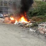 Giarre, via Teatro, a fuoco discarica nel parcheggio