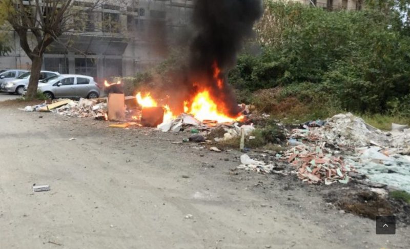 Giarre, via Teatro, a fuoco discarica nel parcheggio