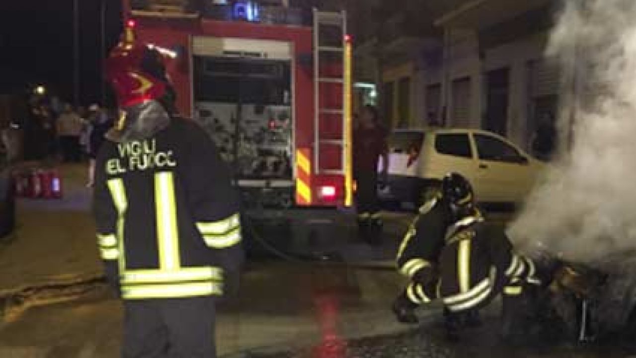 Mascali A Fuoco Una Bmw Indagini In Corso Sulle Cause Del Rogo