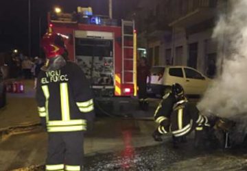 Riposto, a fuoco auto in via La Farina