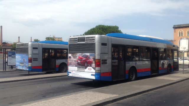 Blocca un bus, minaccia i passeggeri e poi si scaglia contro i Carabinieri. Arrestato