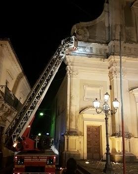 Macchia di Giarre, si staccano frammenti di cornicione dalla chiesa FOTO VIDEO