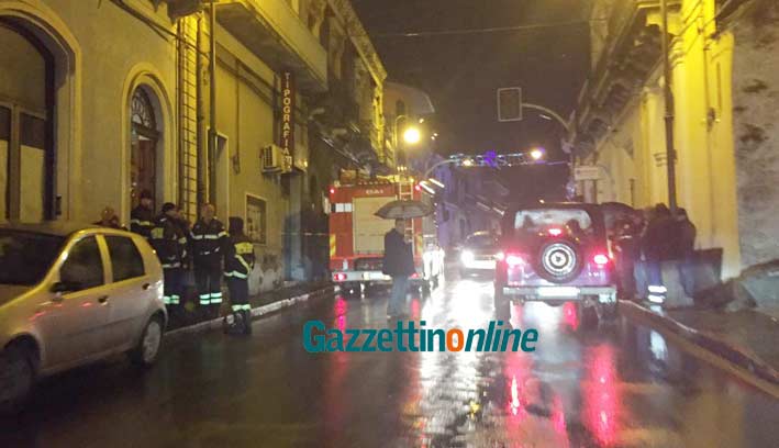 Giarre, crolla tetto di una abitazione in via Callipoli